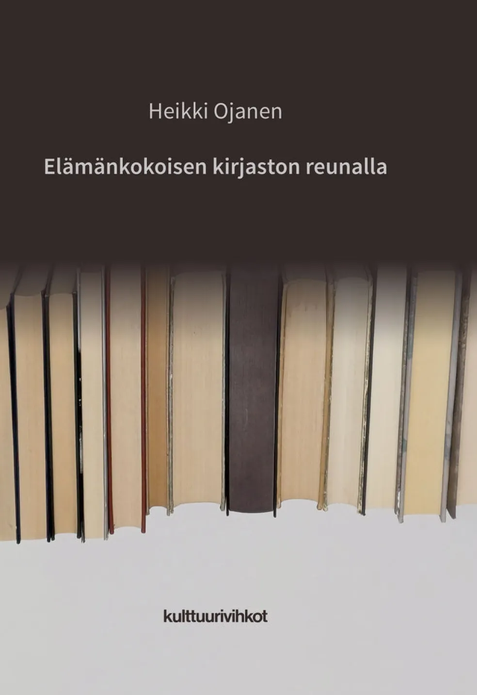 Elämänkokoisen kirjaston reunalla